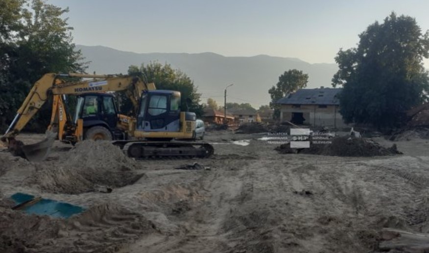 Доброволци от цялата страна се очакват днес в наводнените карловски